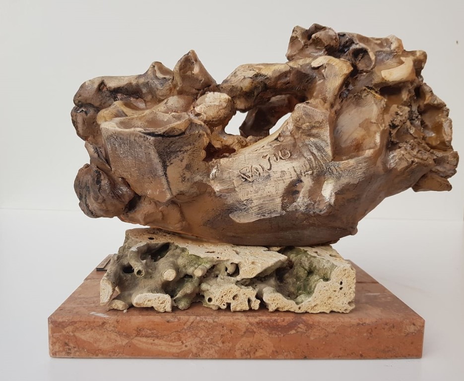 Konj 2, skulptura sa kamenim postamentom, patinirana puna terakota, 16 cm visoka, akademski vajar Dusan Rajsic, sertifikat, 10620 dinara