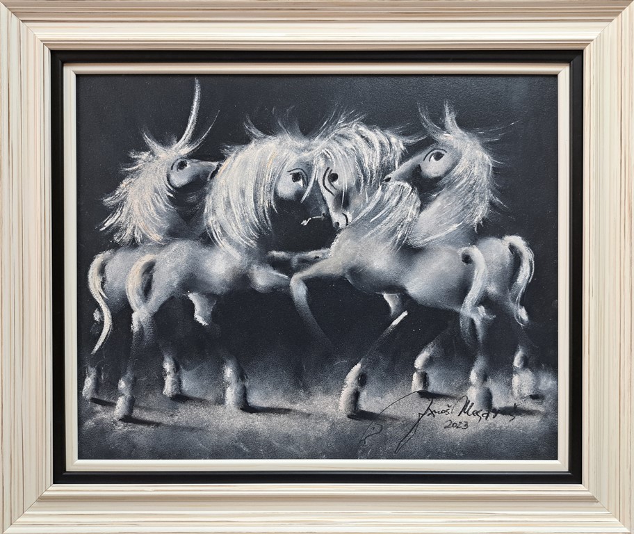 Crno bela igra XII, Janoš Mesaroš, kombinovana pastel ulje tehnika, luksuzno uramljena, bez rama 40×50 cm, sa ramom 56×66 cm, sertifikat, 54280 dinara